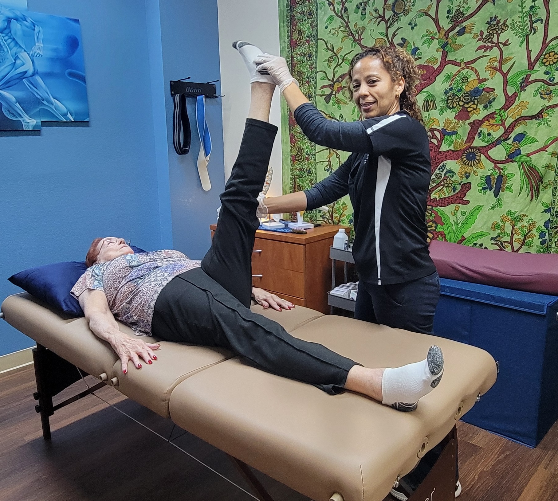 Dr. Evelyn Mora helping a patient restore mobility and movement after an upper back injury in Pembroke Pines