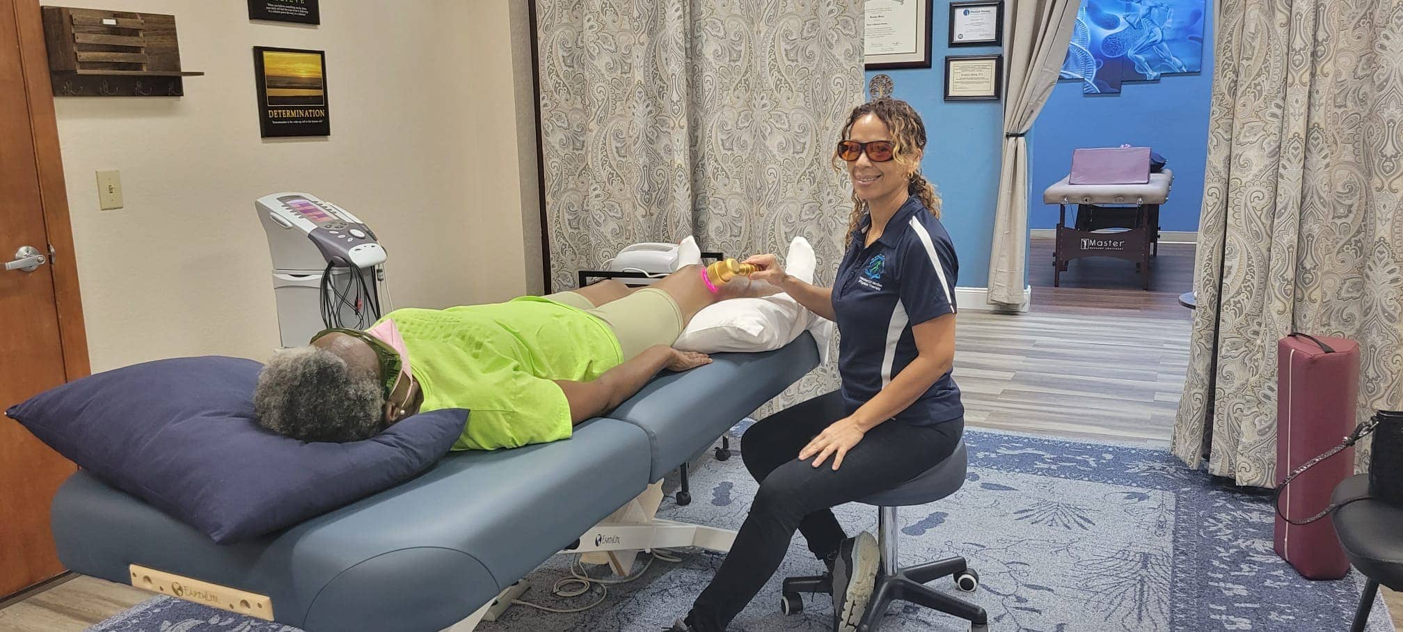 Dr. Evelyn Mora providing knee rehabilitation treatment at Healers of Motion in Pembroke Pines